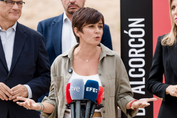 La ministra de Vivienda y Agenda Urbana, Isabel Rodríguez, durante una reunión con la alcaldesa de Alcorcón, Candelaria Testa y el rector de la Universidad Rey Juan Carlos, Abraham Duarte, en el Ay