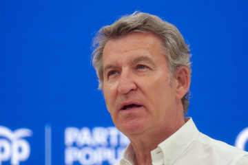 El presidente del Partido Popular, Alberto Núñez Feijóo, durante una entrevista para Europa Press, en la sede autonómica del PPdeG, a 12 de agosto de 2025, en Santiago de Compostela, A Coruña, Ga