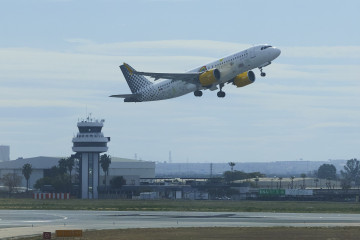 Archivo - Un avión despega y al fondo la torre de control