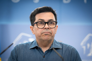 Archivo - El portavoz de los Comuns y secretario primero de la Mesa del Congreso, Gerardo Pisarello, durante una rueda de prensa en el Congreso de los Diputados.