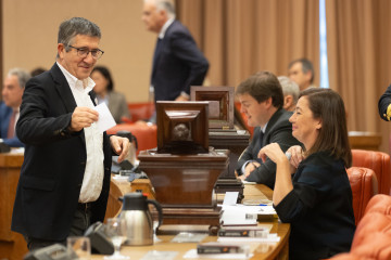 Archivo - El portavoz del PSOE en el Congreso, Patxi López, conversa con la presidenta del Congreso, Francina Armengol.