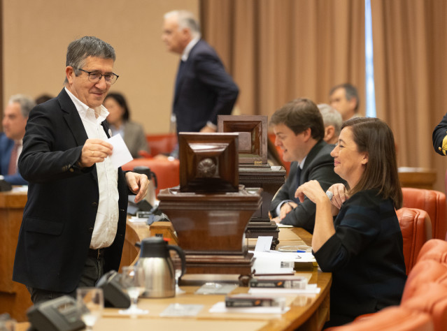 Archivo - El portavoz del PSOE en el Congreso, Patxi López, conversa con la presidenta del Congreso, Francina Armengol.