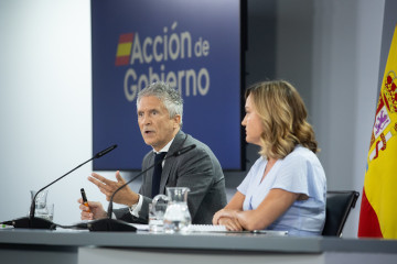 El ministro del Interior, Fernando Grande-Marlaska, junto a la portavoz del Gobierno y ministra de Educación, FP y Deportes, Pilar Alegría