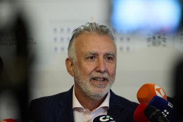 Archivo - El ministro de Política Territorial y Memoria Democrática, Ángel Víctor Torres, atiende a los medios de comunicación tras una reunión en la sede del Ministerio, a 16 de julio de 2025, 