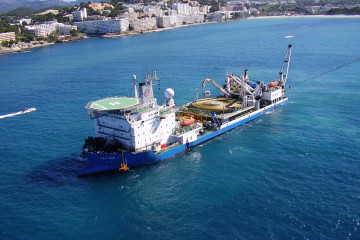 Imagen del buque cablero 'Giulio Verne', de la empresa Prysmian, encargado de tender el cable submarino desde Ceuta a La Línea de la Concepción.