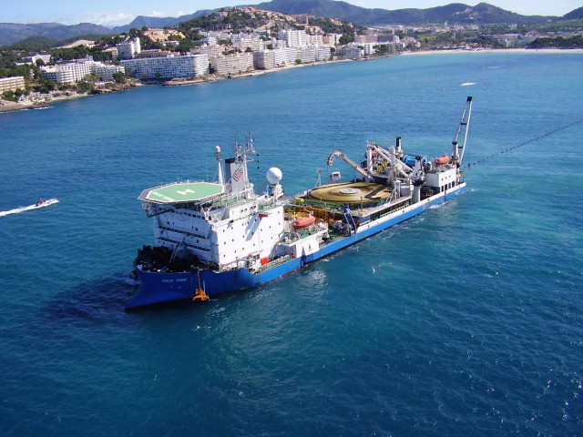 Imagen del buque cablero 'Giulio Verne', de la empresa Prysmian, encargado de tender el cable submarino desde Ceuta a La Línea de la Concepción.