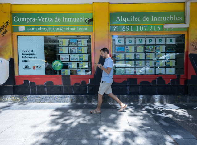 Archivo - Escaparate de una inmobiliaria, a 10 de julio de 2025, en Madrid (España).