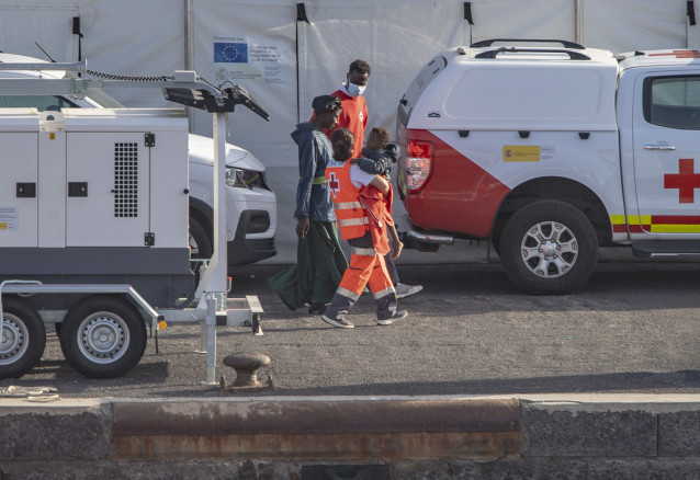 Archivo - Agentes de los Servicios de Emergencias atienden a una mujer y un menor a su llegada al Puerto de la Restinga, a 30 de noviembre de 2024, en El Hierro