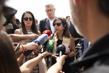La ministra de Defensa, Margarita Robles (d), ofrece declaraciones a la prensa tras asistir a la presentación del Proyecto del Centro Integral de Entrenamiento y Movilidad Aérea del Ejército del Ai
