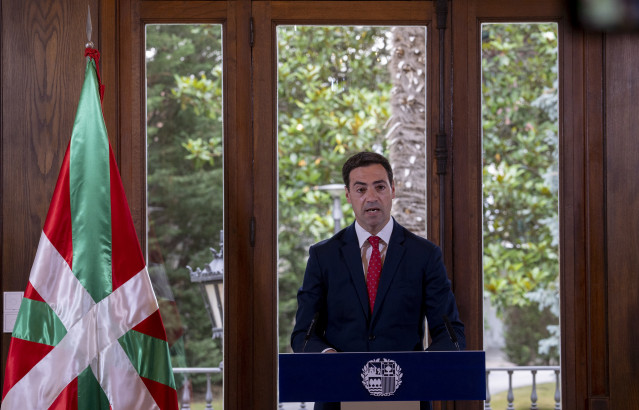 Archivo - El lehendakari, Imanol Pradales, comparece ante los medios de comunicación tras el Consejo de Gobierno, en el Palacio de Ajuria Enea, a 30 de julio de 2024, en Vitoria-Gasteiz, Álava, País Vasco (España)