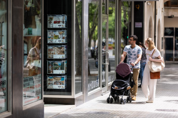 Archivo - Dos personas observan los anuncios de viviendas en venta en una inmobiliaria, a 15 de abril de 2024, en Palma de Mallorca, Mallorca, Baleares (España).