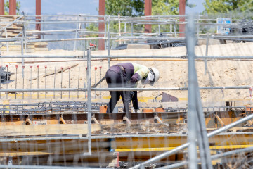 Un obrero trabaja en la construcción de una vivienda nueva.