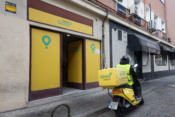 Archivo - Un repartidor de Glovo, a 2 de diciembre de 2024, en Madrid (España).