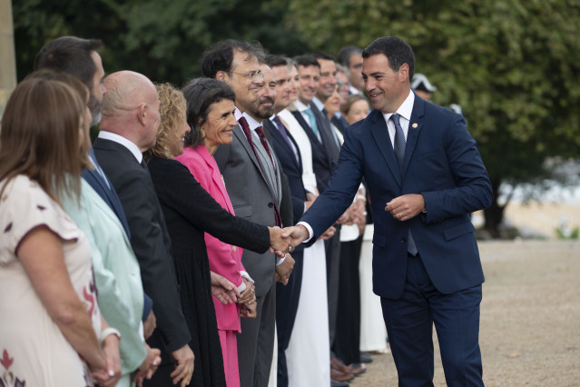 El lehendakari, Imanol Pradales, saluda a los consejeros a su llegada al primer Consejo del Gobierno vasco tras el periodo vacacional, en el Palacio de Miramar, a 28 de agosto de 2025, en Donostia/San Sebastián (Gipuzkoa)