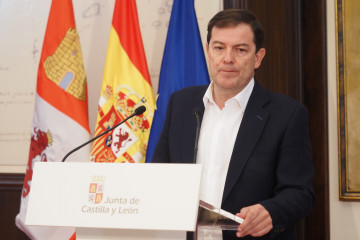 El presidente de la Junta de Castilla y León, Alfonso Fernández Mañueco, ofrece una rueda de prensa tras la reunión con miembros del Ejecutivo autonómico, a 13 de agosto de 2025, en Valladolid, C