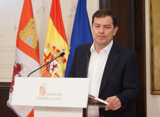 El presidente de la Junta de Castilla y León, Alfonso Fernández Mañueco, ofrece una rueda de prensa tras la reunión con miembros del Ejecutivo autonómico, a 13 de agosto de 2025, en Valladolid, Castilla y León (España).