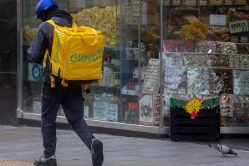 Archivo - Un repartidor de Glovo