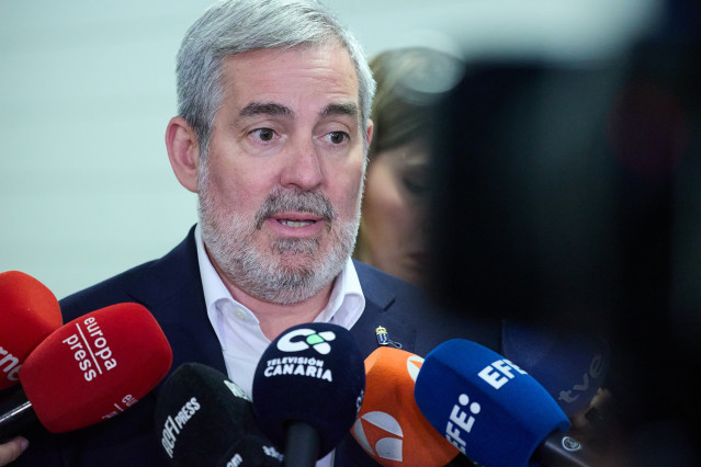 Archivo - El presidente de Canarias, Fernando Clavijo, ofrece declaraciones a los medios