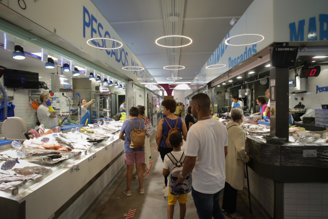Archivo - Varias personas en un mercado de Lugo, en Galicia