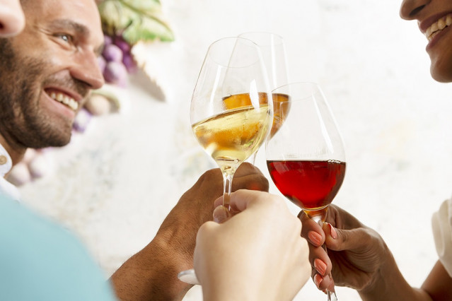 Archivo - Un grupo de personas brindando con vinos del Marco de Jerez. ARCHIVO,