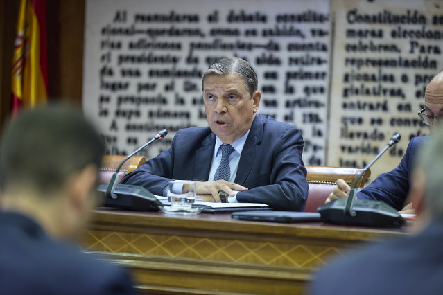 El ministro de Agricultura, Pesca y Alimentación, Luis Planas, comparece durante la Comisión de Agricultura, en el Senado,