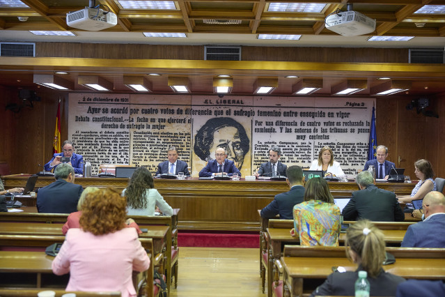 El ministro de Agricultura, Pesca y Alimentación, Luis Planas (2i), llega a la Comisión de Agricultura, en el Senado