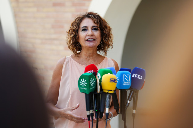 La vicepresidenta primera del Gobierno y ministra de Hacienda, María Jesús Montero, atiende a los medios de comunicación. A 29 de agosto de 2025 en Sevilla, Andalucía (España). La vicepresidenta primera del Gobierno y ministra de Hacienda, María Jesús Mon