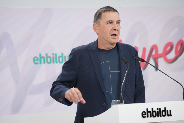 El secretario general de EH Bildu, Arnaldo Otegi, durante una rueda de prensa, en la sede del partido, a 29 de agosto de 2025, en Donostia/San Sebastián, Gipuzkoa