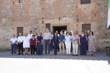 Los Reyes Felipe VI y Letizia con los alcaldes de los municipios afectados por el incendio de Jarilla (Cáceres)