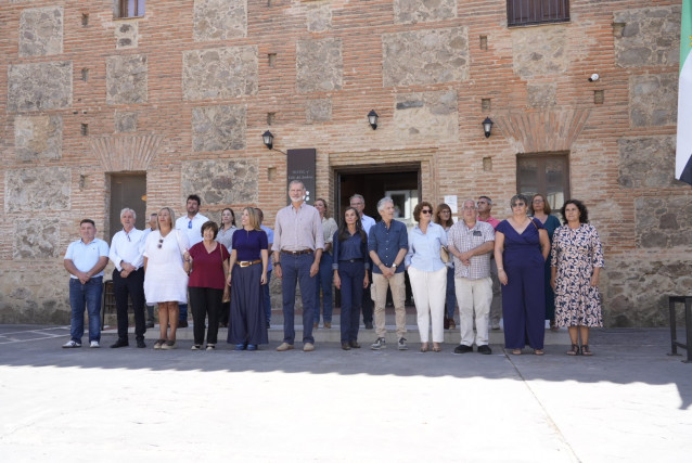 Los Reyes Felipe VI y Letizia con los alcaldes de los municipios afectados por el incendio de Jarilla (Cáceres)