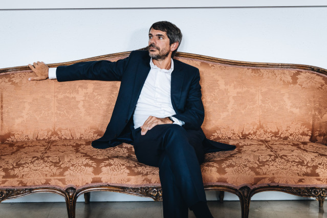 El ministro de Cultura, Ernest Urtasun, posa para Europa Press en el Ministerio de Cultura.