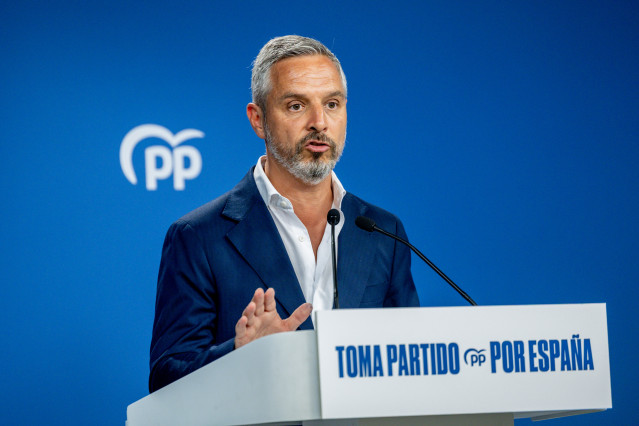 El vicesecretario de Hacienda, Vivienda e Infraestructuras del PP, Juan Bravo, durante una rueda de prensa, en la sede del PP, a 11 de agosto de 2025, en Madrid (España).