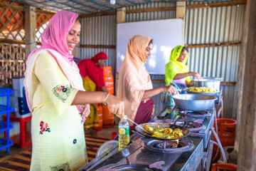 EuropaPress 6922810 grupo mujeres rohingya cocinando (1)