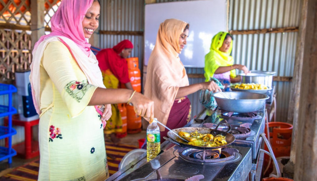 EuropaPress 6922810 grupo mujeres rohingya cocinando (1)