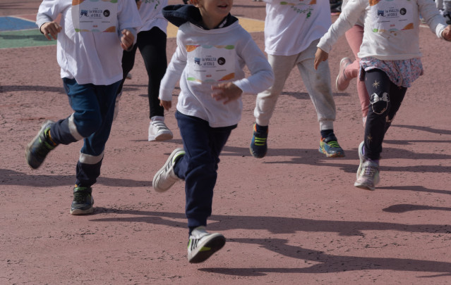Archivo - Un grupo de niños corre