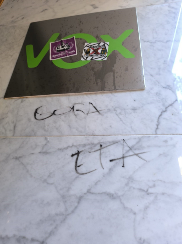 Sede de Vox de Vitoria vandalizada.