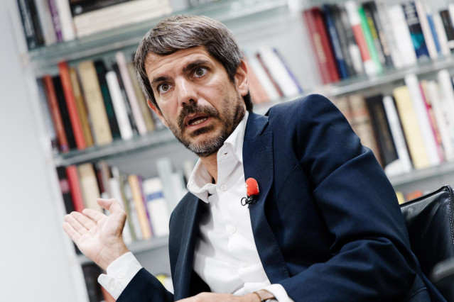 El ministro de Cultura, Ernest Urtasun, durante una entrevista para Europa Press en el Ministerio de Cultura.