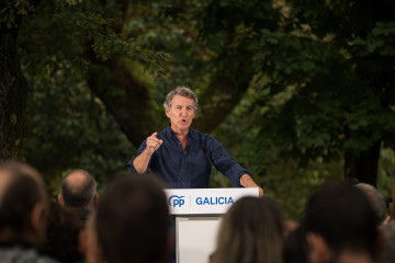El presidente del Partido Popular, Alberto Núñez Feijóo, interviene durante la inauguración del curso político del PP, en la Carballeira de San Xusto, a 31 de agosto de 2025, en Cerdedo-Cotobade,