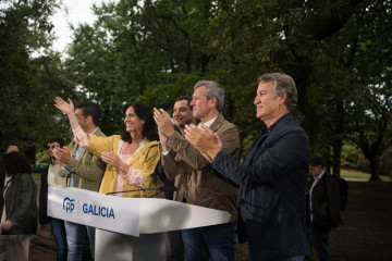 El presidente del Partido Popular, Alberto Núñez Feijóo (d), y el presidente del PPdeG, Alfonso Rueda (2d), durante la inauguración del curso político del PP, en la Carballeira de San Xusto, a 31