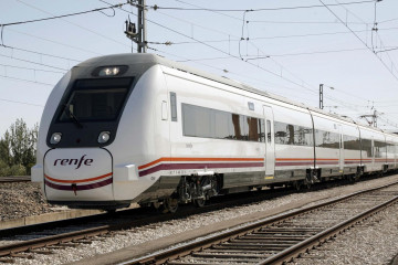 Archivo - Renfe amplía en 32 unidades el contrato de suministro con CAF de trenes de media distancia