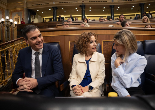 Archivo - (I-D) El presidente del gobierno, Pedro Sánchez, la vicepresidenta primera y ministra de Hacienda, María Jesús Montero, y la vicepresidenta segunda y ministra de Trabajo y Economía Social, Yolanda Díaz