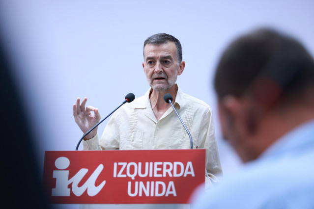 El coordinador federal de Izquierda Unida, Antonio Maíllo, ofrece una rueda de prensa en el inicio del curso político. A 1 de septiembre de 2025, en Sevilla, Andalucía (España).El coordinador federal de Izquierda Unida, Antonio Maíllo, ha querido iniciar