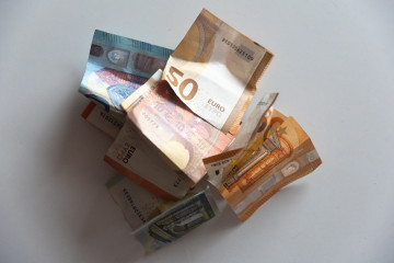 Archivo - Varios billetes en una mesa.