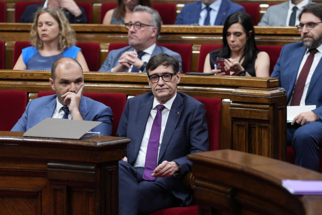 Archivo - El president de la Generalitat, Salvador Illa, durante una sesión plenaria, en el Parlament