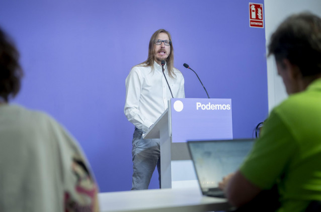 Archivo - El secretario de Organización y portavoz de Podemos, Pablo Fernández, durante una rueda de prensa, en la sede de Podemos, a 29 de julio de 2025, en Madrid (España).