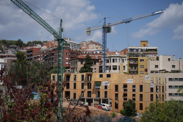 Archivo - Construcción de un edificio en Vallcarca, a 31 de julio de 2025, en Barcelona, Catalunya (España).