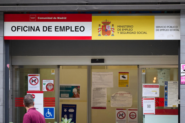 Archivo - Entrada de una oficina del SEPE, a 3 de junio de 2025, en Madrid (España).