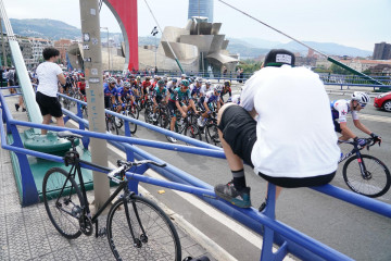 Archivo - Un grupo de ciclistas pasa por el puente de La Salve durante la quinta etapa de La Vuelta 2022