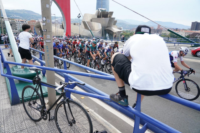 Archivo - Un grupo de ciclistas pasa por el puente de La Salve durante la quinta etapa de La Vuelta 2022