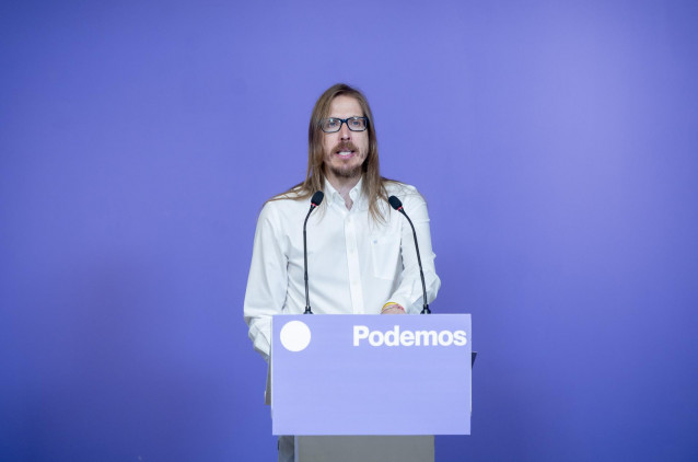 Archivo - El secretario de Organización y portavoz de Podemos, Pablo Fernández, durante una rueda de prensa, en la sede de Podemos, a 29 de julio de 2025, en Madrid (España).